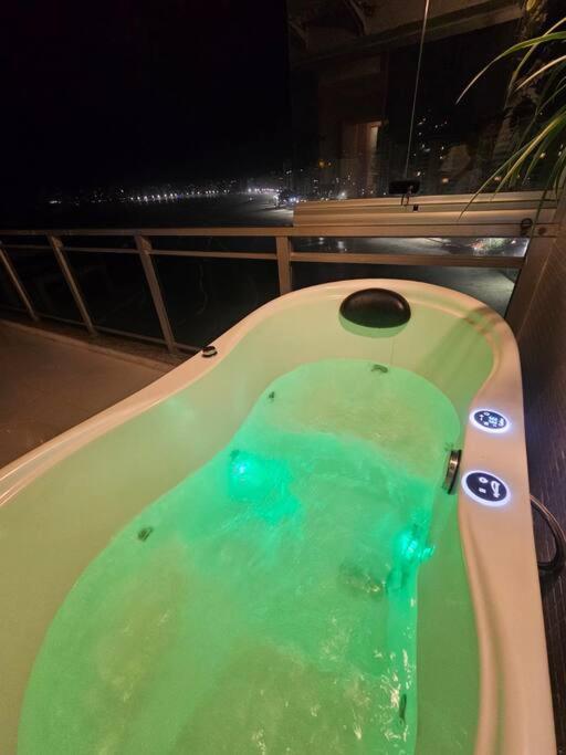 Pe Na Areia Com Jacuzzi E Vista Incrivel Mar! Apartamento Guarujá